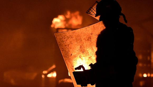 Imagen referencial. Las llamas se elevan desde una barricada en Cali, Colombia, el 30 de abril de 2021.(Luis ROBAYO / AFP).