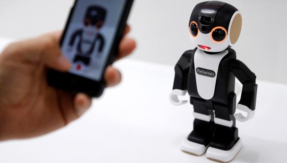 Conoce a RoBoHon, el primer móvil robótico del mundo
