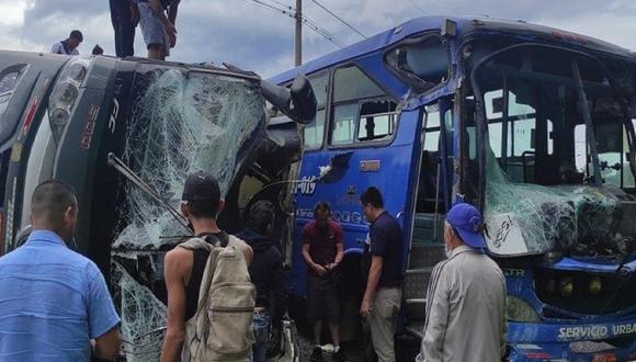 Personas que son rescatadas tras el accidente de un bus en el km 15 de la vía a Baeza, provincia de Napo, Ecuador. (Foto de EFE/ Ministerio de Salud Pública de Ecuador)