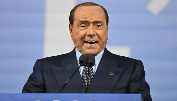 El líder de Forza Italia, Silvio Berlusconi, habla en el escenario el 22 de septiembre de 2022 durante un mitin conjunto con partidos de derecha italianos antes de las elecciones generales del 25 de septiembre. (Foto de Alberto PIZZOLI / AFP)