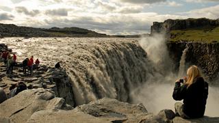 Mira esta increíble cascada en medio de un cañón en Islandia