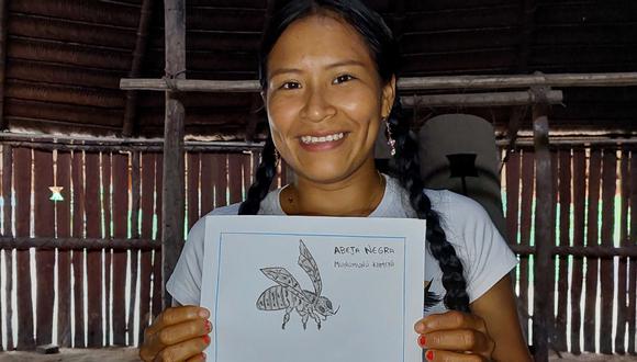 Investigadora exponiendo una de las ilustraciones que forman parte del proyecto de abejas meliponas. Foto: Conservación Internacional Colombia