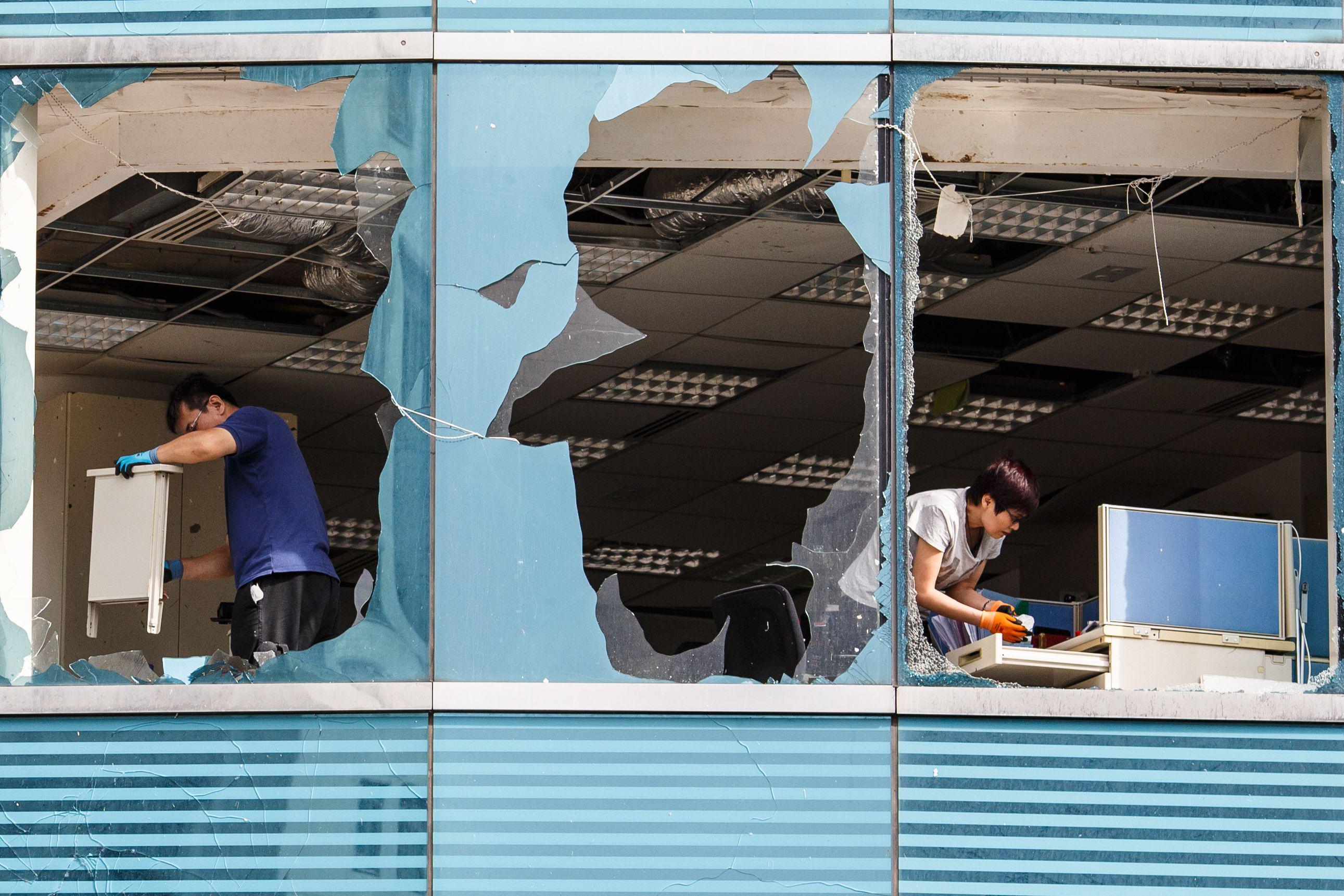 Tras la llegada del tifón Mangkhut, Hong Kong estuvo durante diez horas con la señal de advertencia más severa mientras "los edificios de gran altura se balanceaban, las ventanas se rompían y los andamios se desprendían de los rascacielos". (AFP).