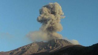 Volcán Ubinas tuvo dos explosiones más esta mañana