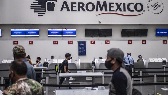 Los pasajeros esperan en los mostradores de Aeroméxico, en el Aeropuerto Internacional de la Ciudad de México, el 19 de junio de 2020. (Foto de PEDRO PARDO / AFP)