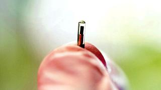 Cómo funcionan los implantes de microchips que quieren sustituir a las llaves y tarjetas de crédito