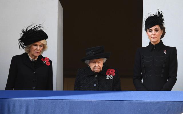 La reina Isabel II presidió este domingo en Londres la ceremonia de conmemoración del armisticio que puso fin a la Segunda Guerra Mundial, el 11 de noviembre de 1918, en la que participaron otros miembros de la monarquía y los líderes de los partidos políticos. (Foto: EFE)