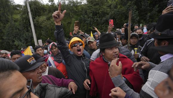 Manifestantes protestan contra el gobierno del presidente Guillermo Lasso, en Tambillo, Ecuador.