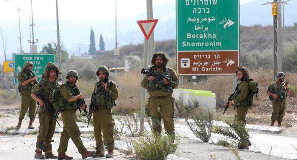 Soldados israelís inspeccionan la zona donde se produjo un ataque perpetuado por palestinos. (Foto referencial: EFE)