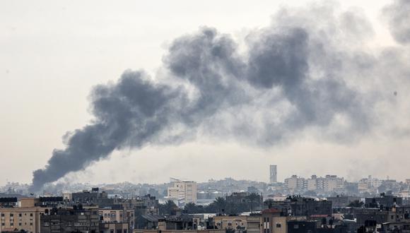 El humo se eleva sobre Rafah, en el sur de la Franja de Gaza, durante el bombardeo israelí el 29 de enero de 2024, en medio de las batallas en curso entre Israel y el grupo militante palestino Hamás. (Foto de AFP)