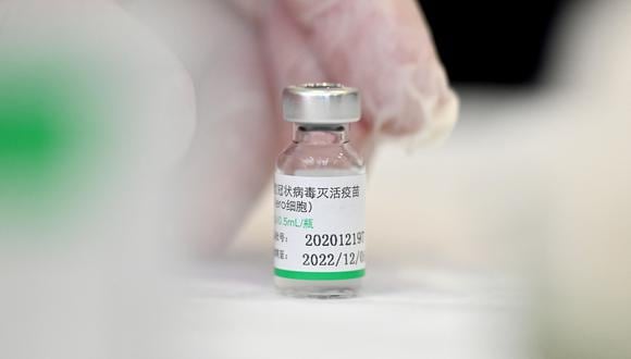 Una vial de la vacuna contra el COVID-19 Sinopharm. (Foto: Andrej ISAKOVIC / AFP)