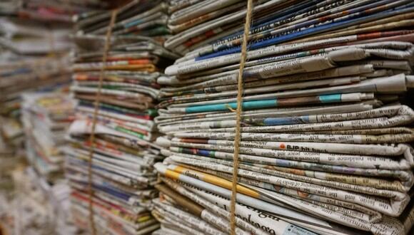 Una pila de periódicos. | Imagen referencial: Pexels