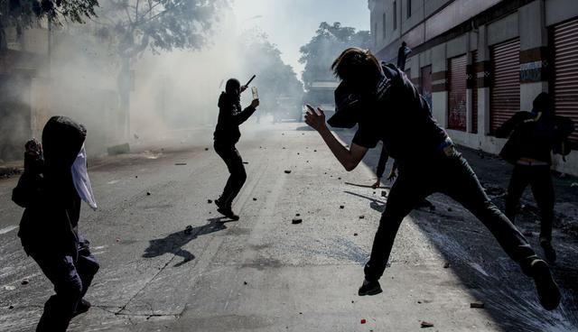 Allí los encapuchados atacaron sucursales bancarias e incendiaron puntos de parada del transporte público.&nbsp;(Foto: AFP)