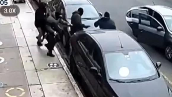 Cuatro delincuentes con los rostros cubiertos asaltaron una agencia del BBVA en San Martín de Porres | Foto: Captura de video / Canal N