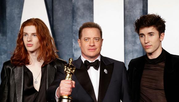 Brendan Fraser con sus hijos Holden y Leland en el Oscar 2023.