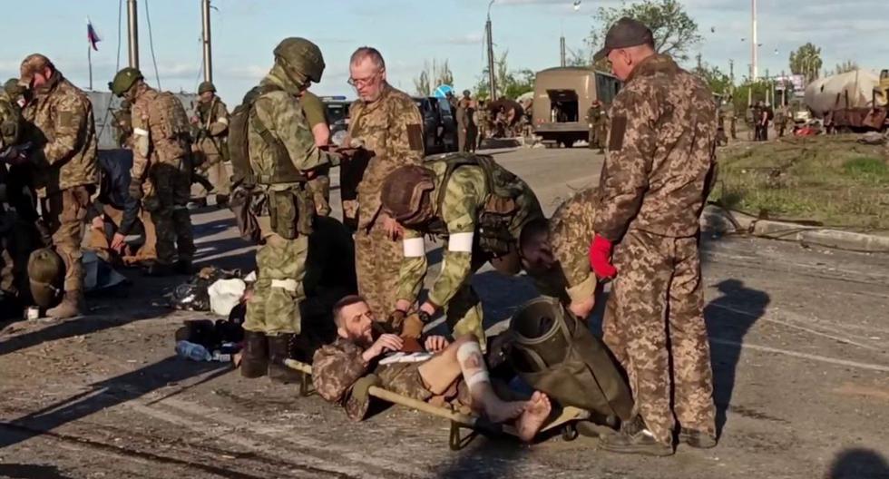 Soldados ucranianos son registrados por personal militar prorruso después de salir de la planta siderúrgica Azovstal, sitiada en la ciudad portuaria de Mariupol, en Ucrania. (AFP).