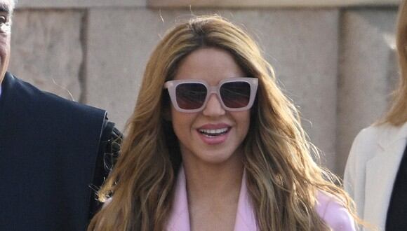 Shakira a su salida de la corte de Barcelona tras aceptar la culpabilidad de los seis delitos y llegar a un acuerdo con la justicia (Foto: AFP)