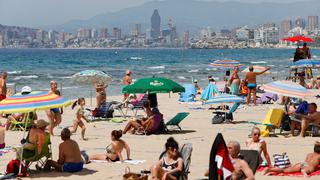 Playas llenas y reencuentros familiares en el primer fin de semana sin restricciones por el coronavirus en España