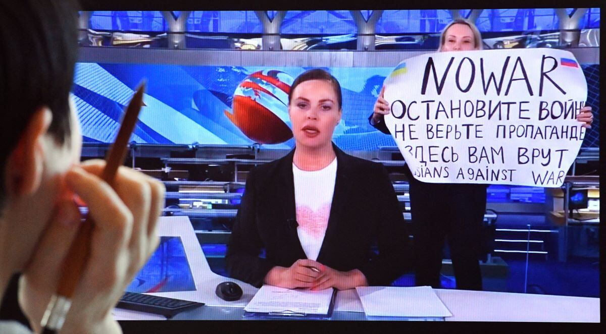 Journalist Marina Ovsyannikova shows a poster against the war in Ukraine on Russian television.  (AFP).