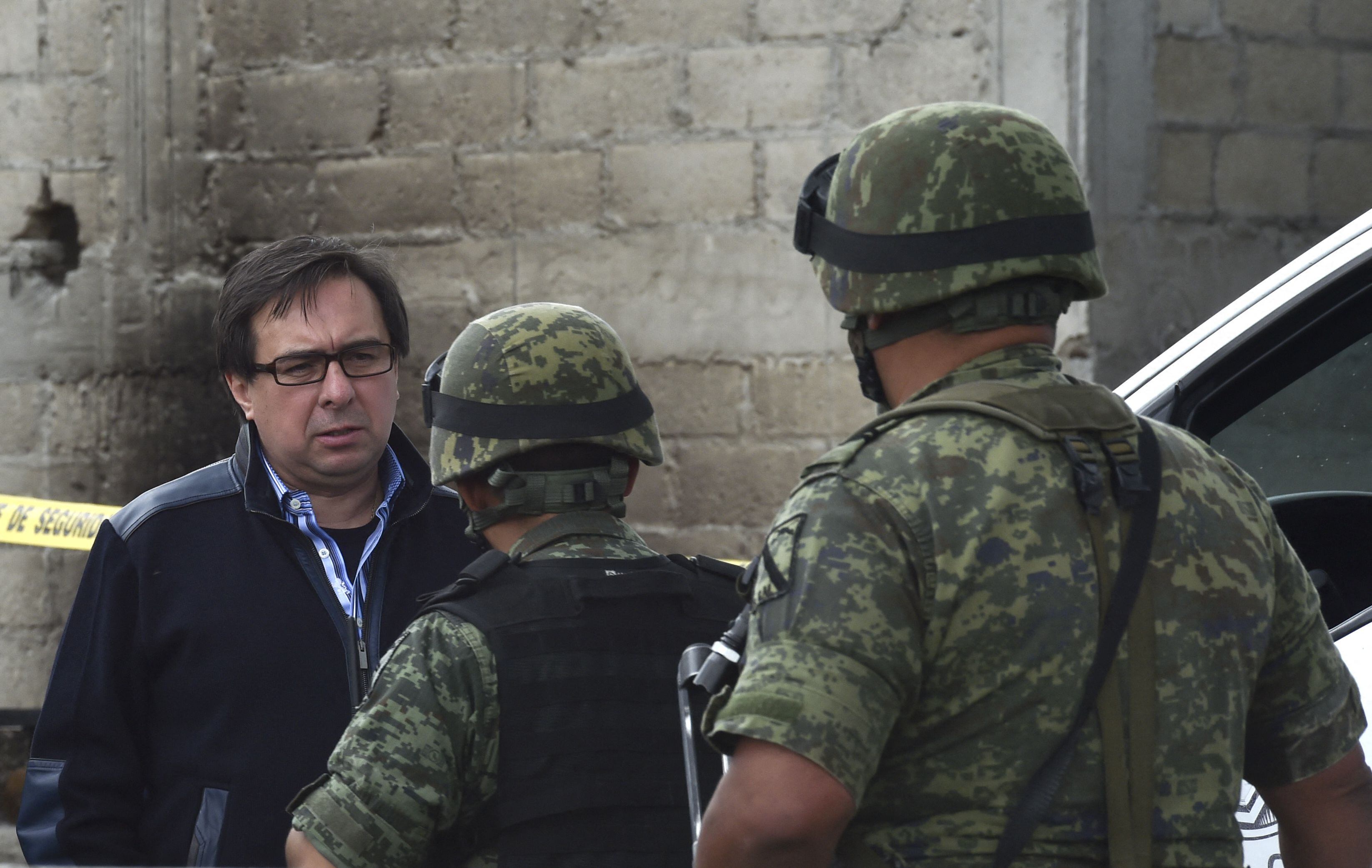 The then director of the Criminal Investigation Agency, Tomás Zeron, arrives at the house at the end of the tunnel through which drug trafficker Joaquín 'El Chapo' Guzmán escaped from the Altiplano prison, on July 12, 2015. (Photo by YURI CORTEZ/AFP).