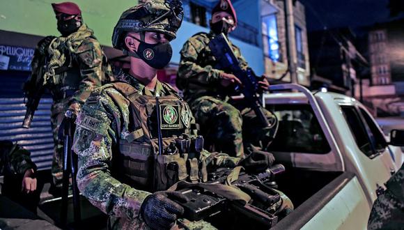 Soldados colombianos patrullan el barrio La Sierra, luego de que las autoridades impusieran un toque de queda y cierre en medio de la pandemia de coronavirus COVID 19. (JOAQUIN SARMIENTO / AFP).