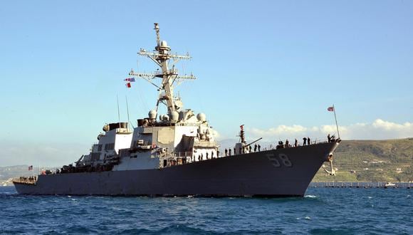 El USS Laboon (DDG-58) navegando hacia la Bahía de Souda, Grecia, durante una visita al puerto programada para el 29 de abril. (Foto de Jeffrey RICHARDSON / US NAVY / AFP)