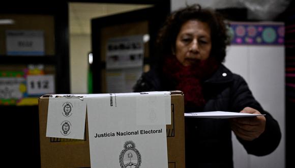Una mujer emite su voto durante las elecciones primarias en un colegio electoral en Tigre, Argentina, el 13 de agosto de 2023. (Foto de LUIS ROBAYO / AFP)