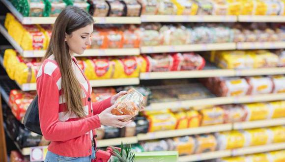 Convierte en hábito revisar la información nutricional de los alimentos empacados, enlatados y congelados. Al hacerlo podrás seleccionar mejor los alimentos que comes. (Foto: Shutterstock)