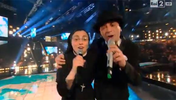 Sor Cristina cantó a dúo con su 'coach' en la final de "La voz"