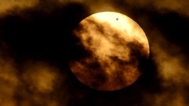 Venus, aquí visible como un punto "delante" del Sol, es el planeta más cercano a la Tierra y, sin embargo, poco explorado como posible hábitat de vida extraterrestre. (Foto: Getty)