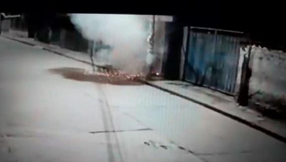 Tras huir corriendo, el artefacto explotó y la onda expansiva dañó la cámara de seguridad. (Foto: captura de video/referencial)