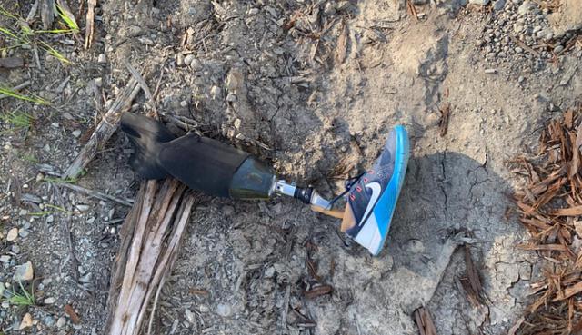 Nadie sabía cómo hizo la pierna prostética para llegar hasta el aserradero hasta que usaron las redes sociales para hallar a su propietario. (Fotos: Sonoma Sheriff en Facebook)