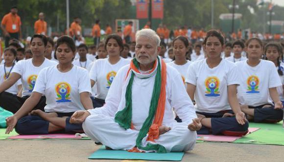 El mundo celebra el primer Día Internacional del Yoga