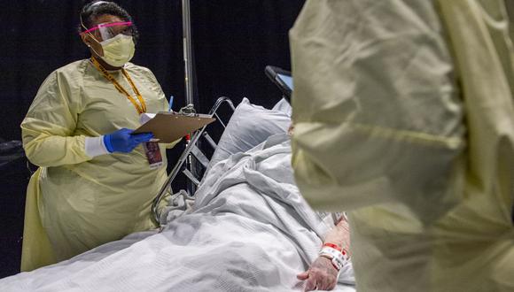 Personal de salud atiende a un paciente de coronavirus Covid-19 en un hospital de Massachusetts, Estados Unidos. (Foto de Joseph Prezioso / AFP).