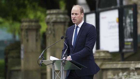 El príncipe Guillermo pronuncia un discurso en la inauguración oficial del monumento Glade of Light en Manchester, noroeste de Inglaterra, el 10 de mayo de 2022. (Foto: Jon Super / POOL / AFP)