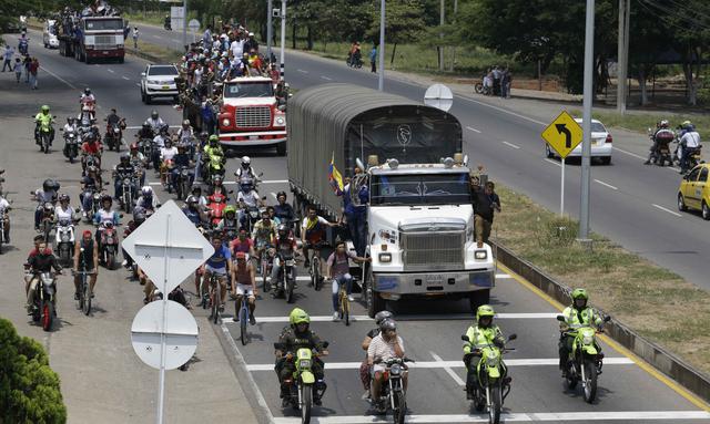 Impiden el ingreso a Venezuela de camiones con ayuda humanitaria de Estados Unidos desde Colombia. (AP).