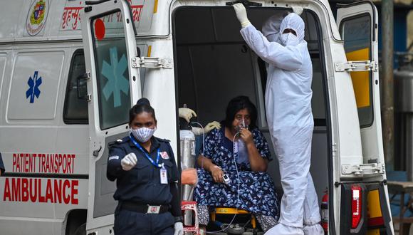 Un trabajador de la salud atiende a una paciente de coronavirus Covid-19 en un hospital de Bombay, India.
(Foto: Punit PARANJPE / AFP).
