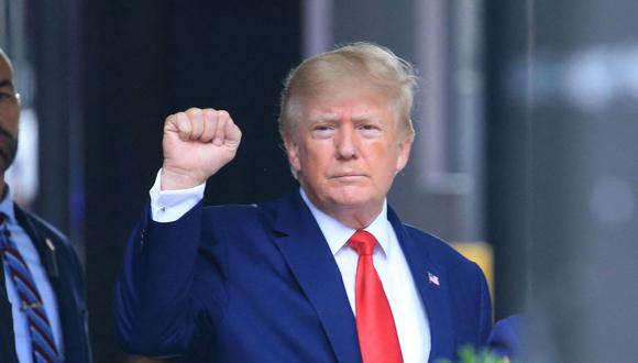 El expresidente de Estados Unidos, Donald Trump, levanta el puño mientras camina hacia un vehículo afuera de la Torre Trump en la ciudad de Nueva York, el 10 de agosto de 2022. (STRINGER / AFP).