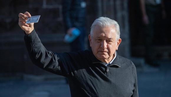 El presidente de México, Andrés Manuel López Obrador, acude a emitir su voto en el proceso de consulta de revocación de su mandato. (EFE/Isaac Esquivel).