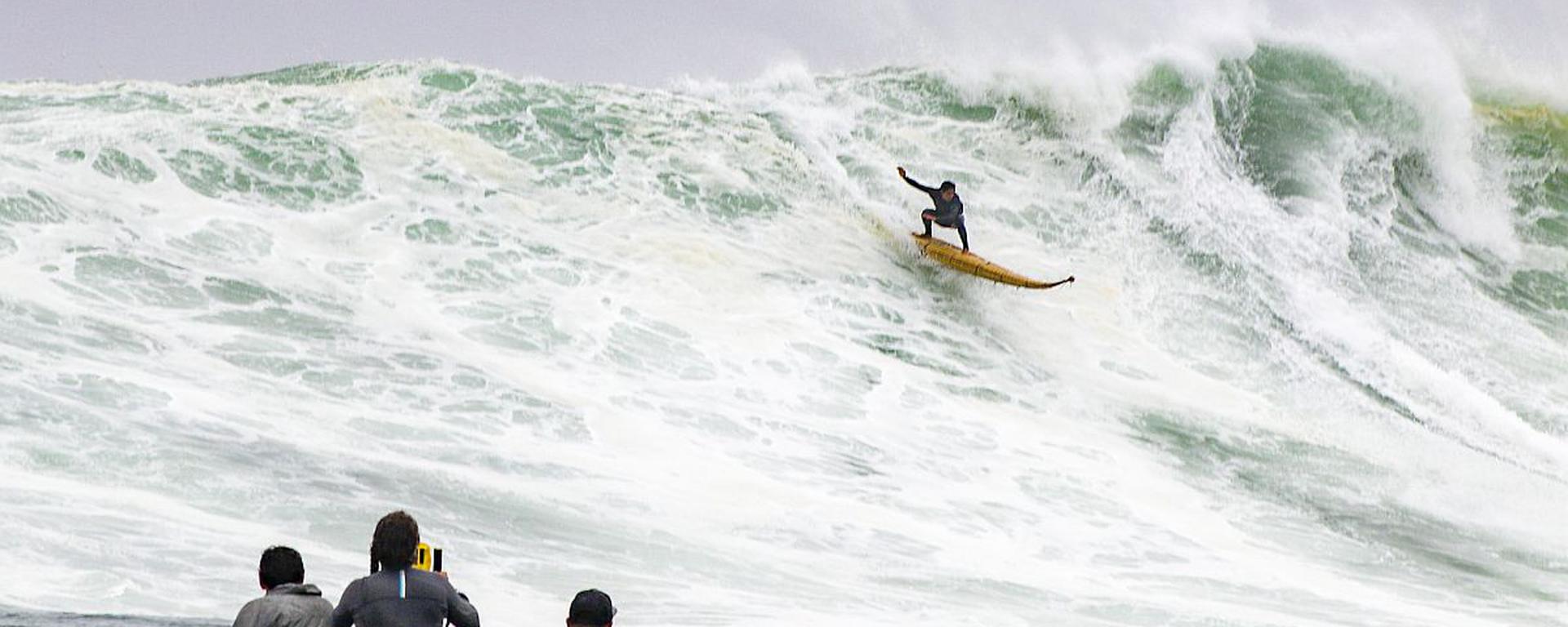 “Wachake”, el peruano que surfea las olas más potentes en un caballito de totora