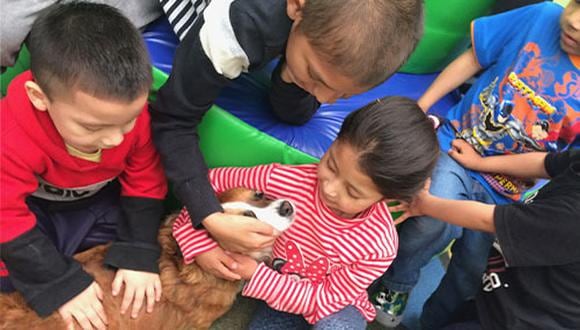 Durante esta especial visita, los niños estuvieron tan emocionados como los perros. Al menos por un par de horas se olvidaron de sus problemas de salud.