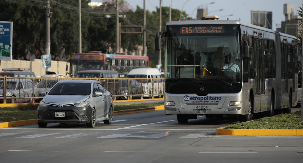 LA ATU informó que en lo que va del año se han impuesto cientos de multas a autos y motos por invadir el carril exclusivo del Metropolitano, a la altura de la Estación Honorio Delgado, en Independencia. (Foto: Lenin Tadeo)