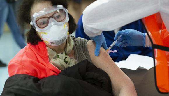 Una mujer es vacunada contra el coronavirus COVID-19 en Nueva York. (Foto: Kena Betancur / AFP).