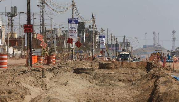 Este es el panorama en el distrito de Punta Hermosa. Autos, buses y mototaxis circulan por un estrecho camino de tierra. Según la comuna de Lima, las obras también incluirán ciclovías y áreas verdes. (Foto: Alessandro Currarino / El Comercio)