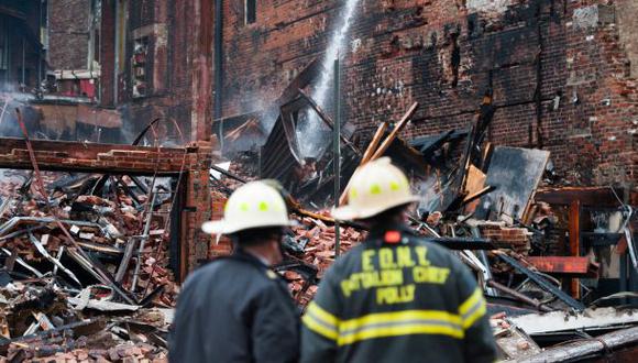 Incendio en Nueva York: Hallan 2 muertos en edificio colapsado