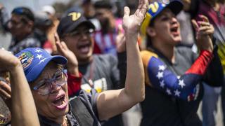 Venezolanos en el mundo llegaron a las embajadas de su país para apoyar a Guaidó