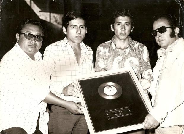 They received a Platinum Disc from the Chamber of Phonographic Producers of Argentina for the sale of our productions.  (Photo: personal archive of Los Mirlos)
