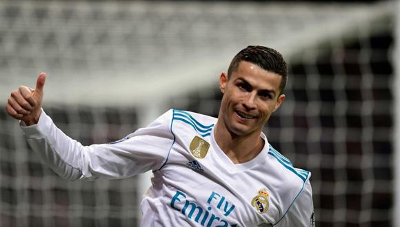 Tres estandartes del Real Madrid llegaron al exclusivo domicilio de Cristiano Ronaldo para brindarle un fuerte respaldo pese al momento terrible que vive en la Liga Santander. (Foto: AFP)