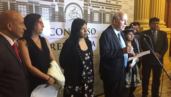 La bancada Nuevo Perú dijo que esperará escuchar las respuestas de Mercedes Aráoz y Enrique Mendoza luego de presentar la acusación constitucional. (Foto: Twitter)