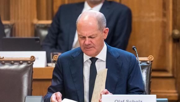 El canciller alemán Olaf Scholz comparece ante el Comité Parlamentario de Investigación sobre el asunto del dinero de los impuestos CumEx, en el ayuntamiento de Hamburgo, en el norte de Alemania, el 19 de agosto de 2022. (Foto de Daniel Bockwoldt / AFP)